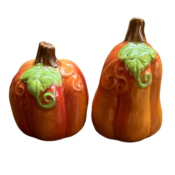 Fall Autumn Harvest Pumpkin Salt and Pepper Shakers Thanksgiving - Picture 1 of 5